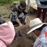 Embolsando para plantar chapolas en la comunidad indigena de San Juan de Ipiales.